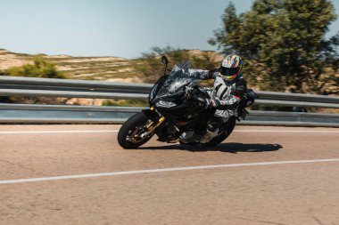 Almerya, İspanya - 5 Mayıs 2021: İspanya 'nın Endülüs kentinde Dunlop Xperience etkinliği sırasında bir dağ yolunda BMW R 1250 RS motosikleti süren adam.