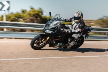Almerya, İspanya - 5 Mayıs 2021: İspanya 'nın Endülüs kentinde Dunlop Xperience etkinliği sırasında bir dağ yolunda BMW R 1250 RS motosikleti süren adam.