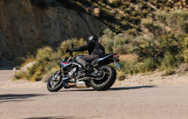Almerya, İspanya - 5 Mayıs 2021: Almerya, İspanya 'da Dunlop Xperience etkinliği sırasında bir dağ yolunda BMW S 1000 R motosikleti süren adam.