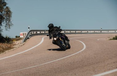 Almerya, İspanya - 5 Mayıs 2021: Almerya, İspanya 'da Dunlop Xperience etkinliği sırasında bir dağ yolunda BMW S 1000 R motosikleti süren adam.