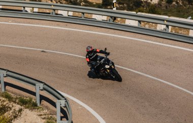 Almerya, İspanya - 5 Mayıs 2021: Almerya, İspanya 'da Dunlop Xperience etkinliği sırasında bir dağ yolunda BMW S 1000 R motosikleti süren adam.