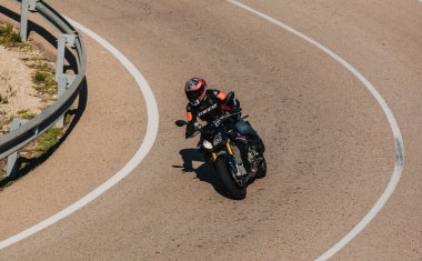 Almerya, İspanya - 5 Mayıs 2021: Almerya, İspanya 'da Dunlop Xperience etkinliği sırasında bir dağ yolunda BMW S 1000 R motosikleti süren adam.