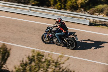 Almerya, İspanya - 5 Mayıs 2021: Almerya, İspanya 'da Dunlop Xperience etkinliği sırasında bir dağ yolunda BMW S 1000 R motosikleti süren adam.