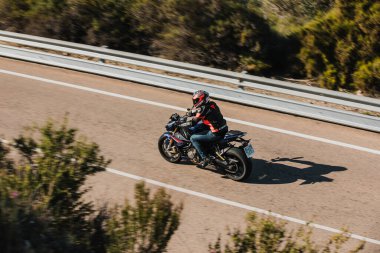 Almerya, İspanya - 5 Mayıs 2021: Almerya, İspanya 'da Dunlop Xperience etkinliği sırasında bir dağ yolunda BMW S 1000 R motosikleti süren adam.