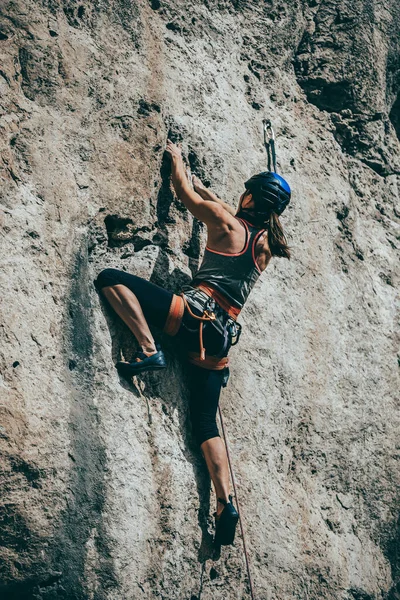 Woman Climbing Rock Extreme Effort Vertical Rock Wall — Stock Photo, Image