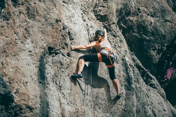 Woman Climbing Rock Extreme Effort Vertical Rock Wall — Stock Photo, Image