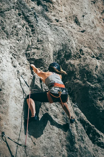 Woman Climbing Rock Extreme Effort Vertical Rock Wall — Stock Photo, Image