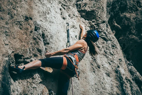Mujer Escalando Una Roca Con Esfuerzo Extremo Una Pared Roca Fotos De Stock Sin Royalties Gratis