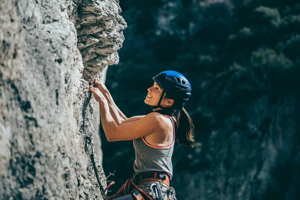 Mujer Escalando Una Roca Con Esfuerzo Extremo Una Pared Roca Imagen De Stock