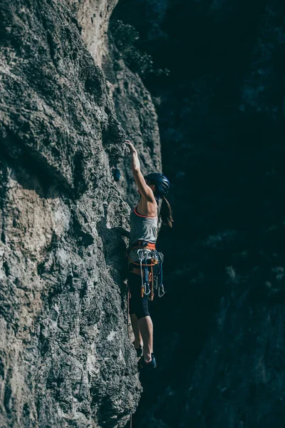 Mujer Escalando Una Roca Con Mucho Equipo Escalada Colgando Arnés Imagen De Stock