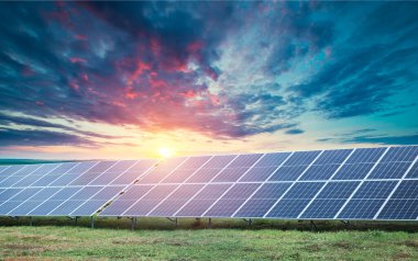 Derin Mavi Gökyüzüne Karşı Güneş Panelleri