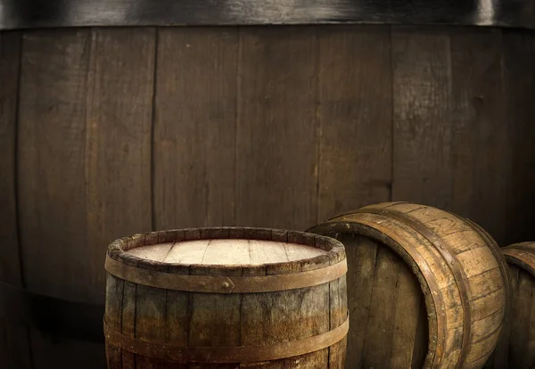 Çelik yüzük ile şarap için tahta fıçı. kırpma yolunu dahil.