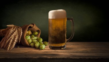 Beyaz arkaplandaki eski varil izo