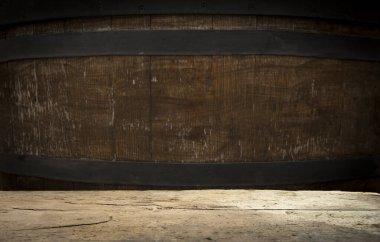 Çelik yüzük ile şarap için tahta fıçı. kırpma yolunu dahil.