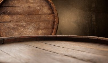 fıçının arka planı ve aşınmış eski ahşap masa