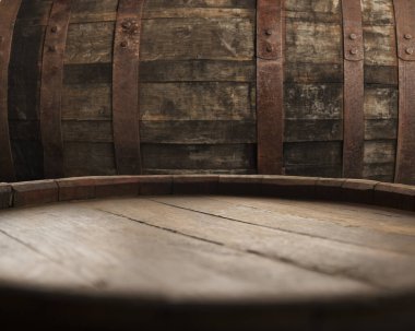 Tahta meşe varili beyaz arkaplanda izole edilmiş..