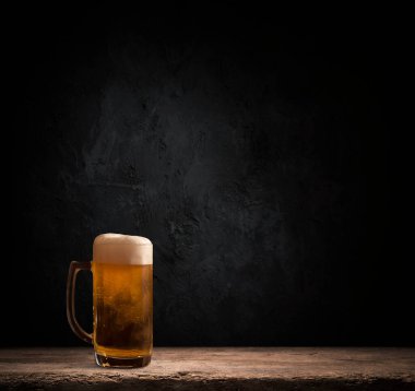 Ekim Festivali bira fıçısı ve buğdaylı bira bardakları ve ahşap masada zıplamalar.