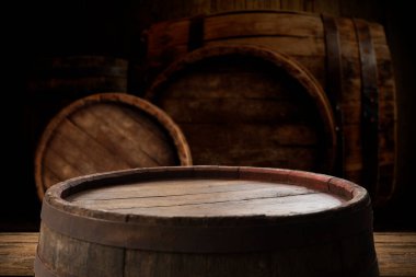 Karanlık bir barda bir bardak light bira..