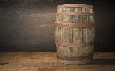 Çelik yüzük ile şarap için tahta fıçı. kırpma yolunu dahil.