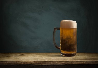 Karanlık bir barda bir bardak light bira..