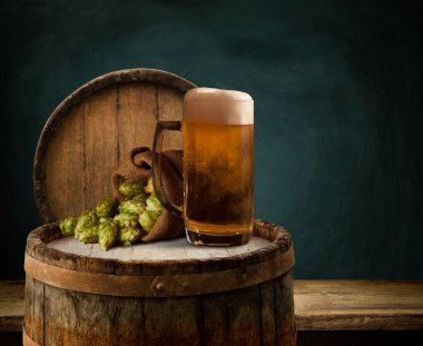 Karanlık bir barda bir bardak light bira..