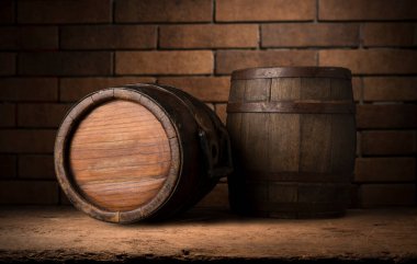 Tahta meşe varili beyaz arkaplanda izole edilmiş.