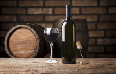 Tahta meşe varili beyaz arkaplanda izole edilmiş.