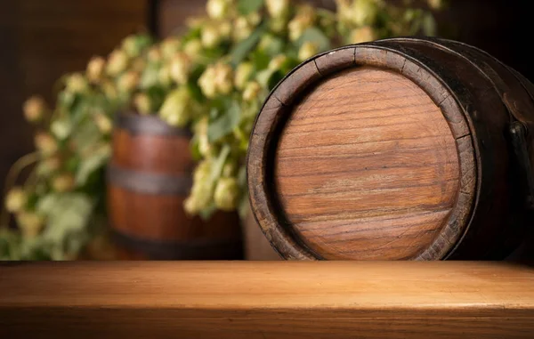 ビール醸造成分木製の割れた古いテーブルの上に袋と小麦の耳でホップ。ビール醸造のコンセプト。ホップコーンと小麦のクローズアップ。ビンテージの背景にホップと小麦の葉の袋. — ストック写真