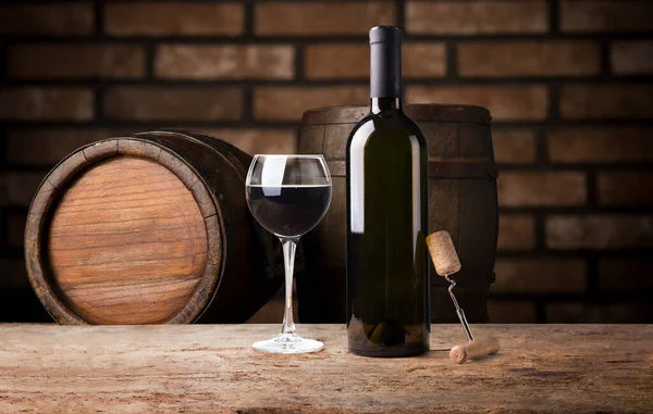 Tahta meşe varili beyaz arkaplanda izole edilmiş.