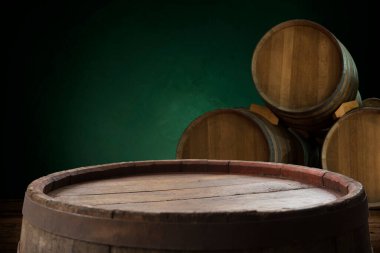 Çelik yüzük ile şarap için tahta fıçı. kırpma yolunu dahil.