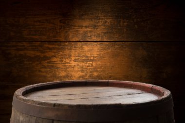 Karanlık bir barda bir bardak light bira..