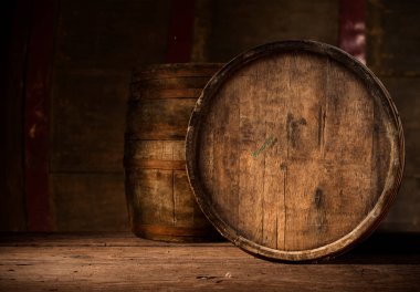 Karanlık bir barda bir bardak light bira..