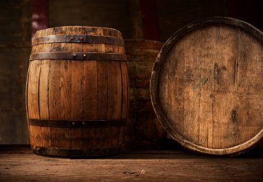 Karanlık bir barda bir bardak light bira..