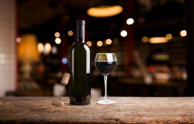 Restoranın soyut bulanık arka planının önündeki boş, siyah ahşap masa. Ürünlerinizi görüntülemek ya da montajlamak için kullanılabilir.