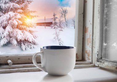 Kış arka plan - fincan şeker kamışı, yün, ipek eşarp ve eldiven pencere ve kış sahne açık havada. Natürmort rahat ev soğuk havalarda açık havada ile kış zaman harcama kavramı ile