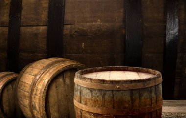 fıçının arka planı ve aşınmış eski ahşap masa