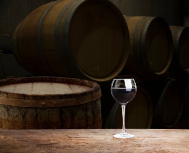 Çelik yüzük ile şarap için tahta fıçı. kırpma yolunu dahil.