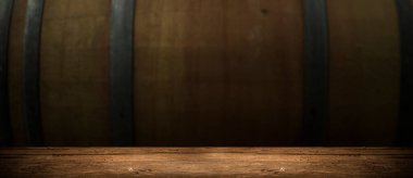 Boş ahşap güverte, masa örtüsü, arka planda peçete.