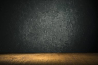 Boş ahşap güverte, masa örtüsü, arka planda peçete.