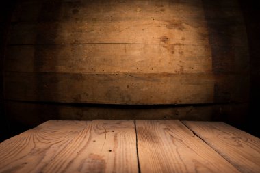 fıçının arka planı ve aşınmış eski ahşap masa