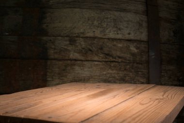 fıçının arka planı ve aşınmış eski ahşap masa