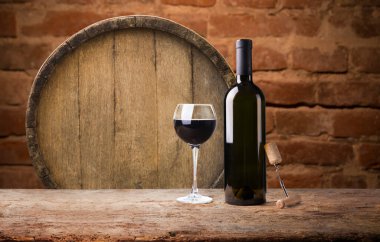 Çelik yüzük ile şarap için tahta fıçı. kırpma yolunu dahil.