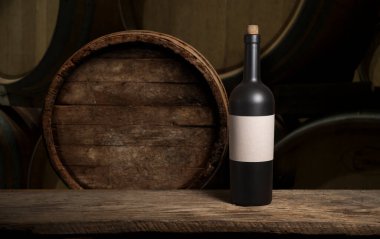 Kırmızı şarap kadehleri ve taş arka planda bir şişe. Kopyalama alanı olan üst görünüm