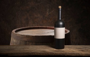 Kırmızı şarap kadehleri ve taş arka planda bir şişe. Kopyalama alanı olan üst görünüm