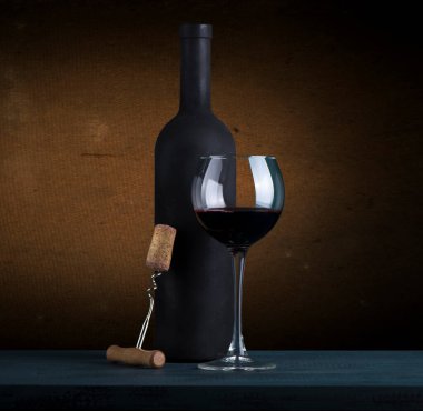 Kırmızı şarap kadehleri ve taş arka planda bir şişe. Kopyalama alanı olan üst görünüm