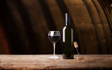 Gün batımında çekilmiş bir üzüm bağının geniş panoramik görüntüsü.