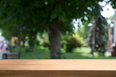 Boş ahşap masa üstü, arka planda ışıklar bokeh..