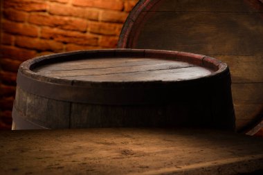 fıçının arka planı ve aşınmış eski ahşap masa