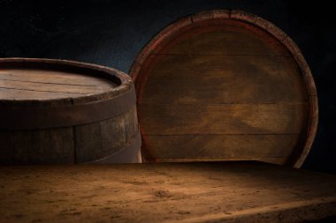 fıçının arka planı ve aşınmış eski ahşap masa