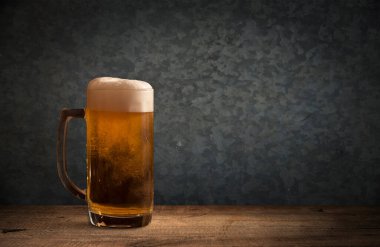 fıçının arka planı ve aşınmış eski ahşap masa